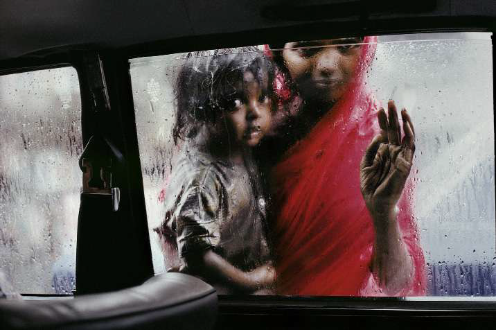 Mother and Child at Car Window : Steve McCurry